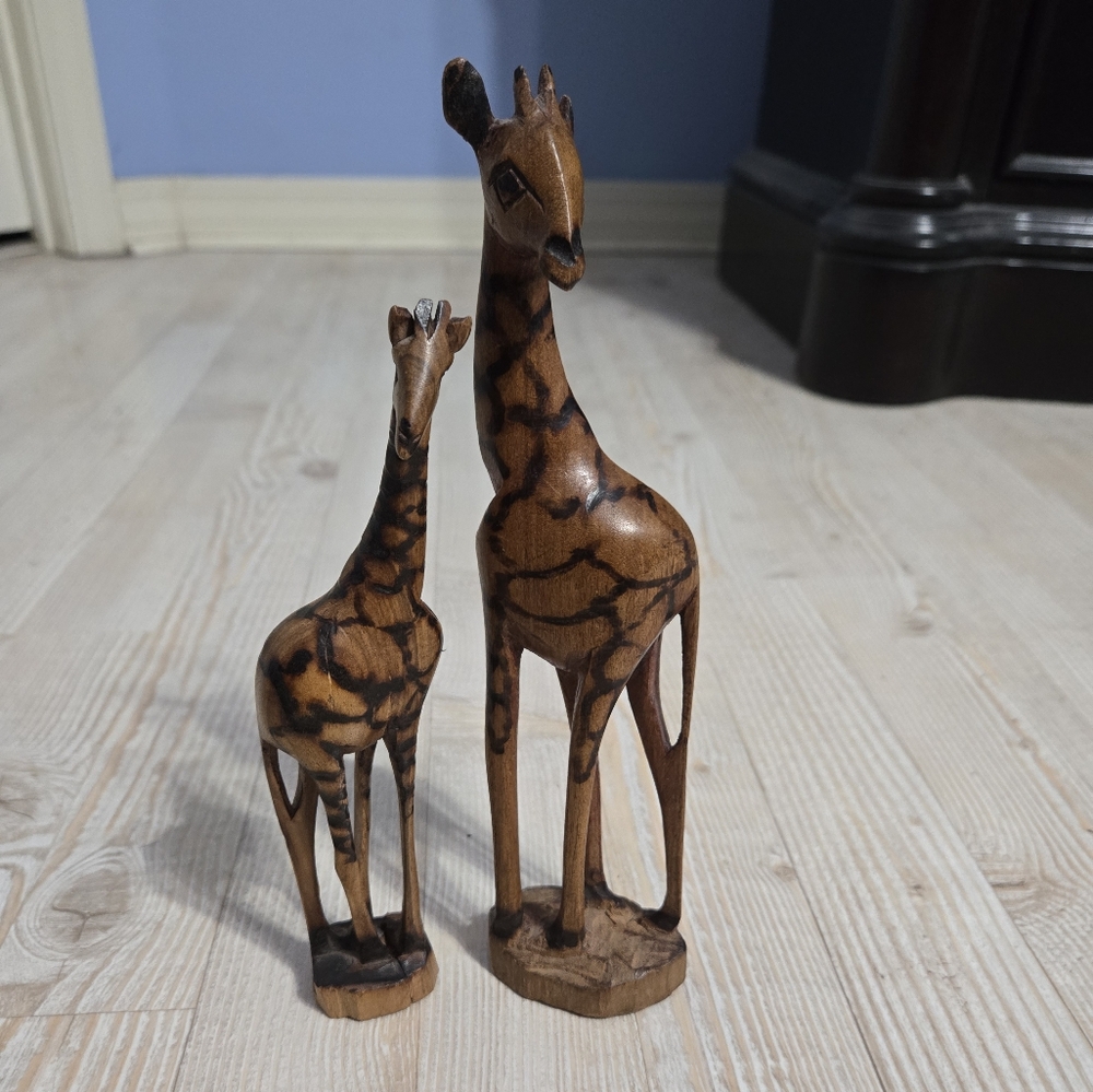 Set Of 2 Giraffes Flaw